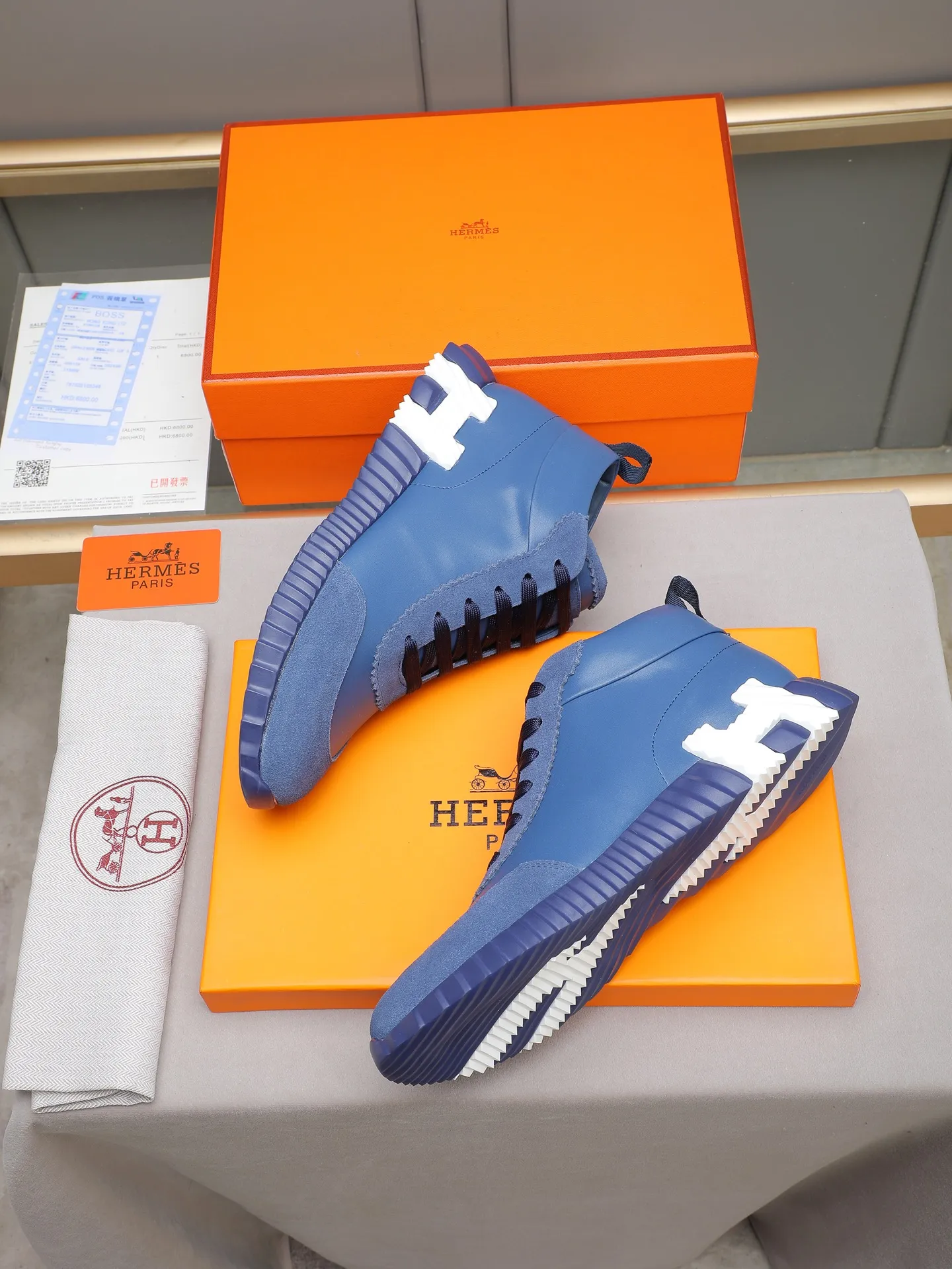 PPP460 (Hermes high-top men's shoes)🆕Men's sports shoes, decorated with textured calfskin details. Spliced ​​with original cowhide, this shoe draws inspiration from the equestrian world, integrating technical details and practical functions. Breathable sheep lining, original combination outsole, high-end quality, and every detail is perfectly combined! Size: 38-44 (45 can be customized)